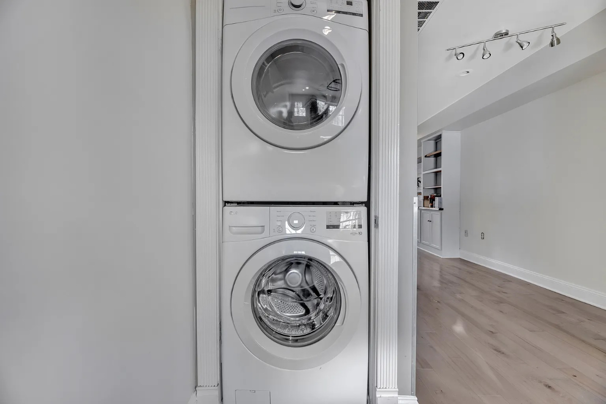 Incredible Capital hill rowhome with one parking pad spot, full bath with jacuzzi, generous storage  - Photo 6