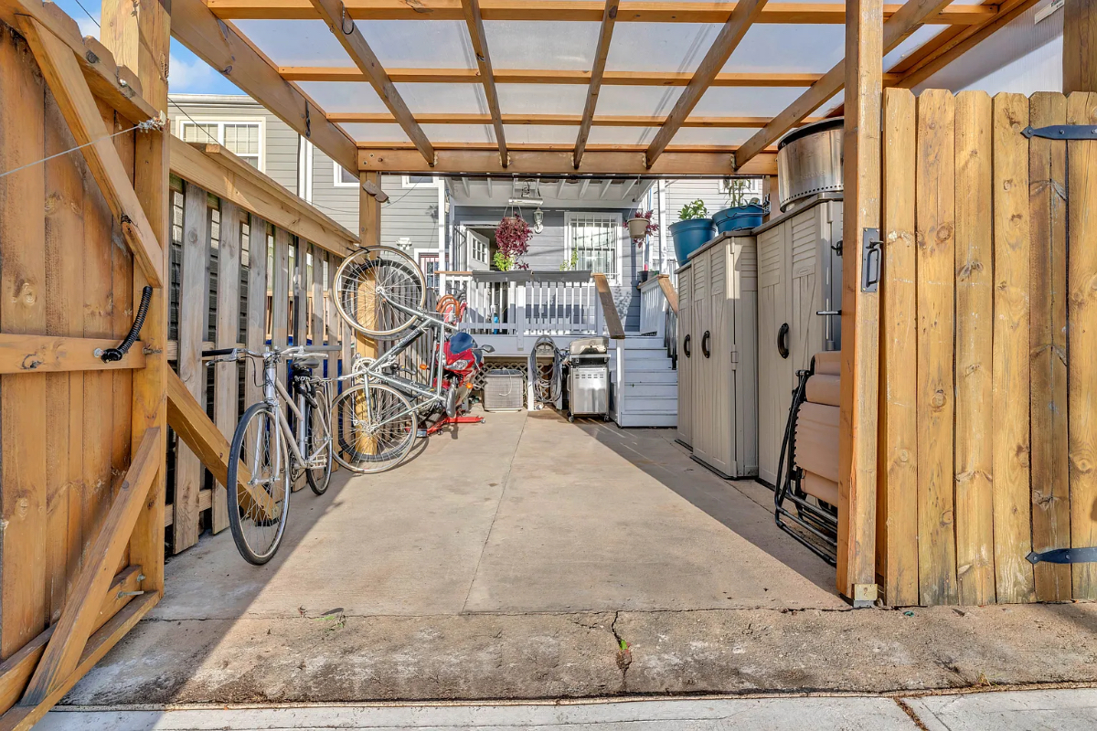 Incredible Capital hill rowhome with one parking pad spot, full bath with jacuzzi, generous storage  - Photo 8