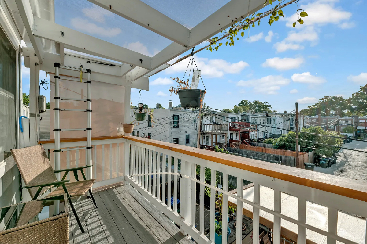 Incredible Capital hill rowhome with one parking pad spot, full bath with jacuzzi, generous storage  - Photo 9