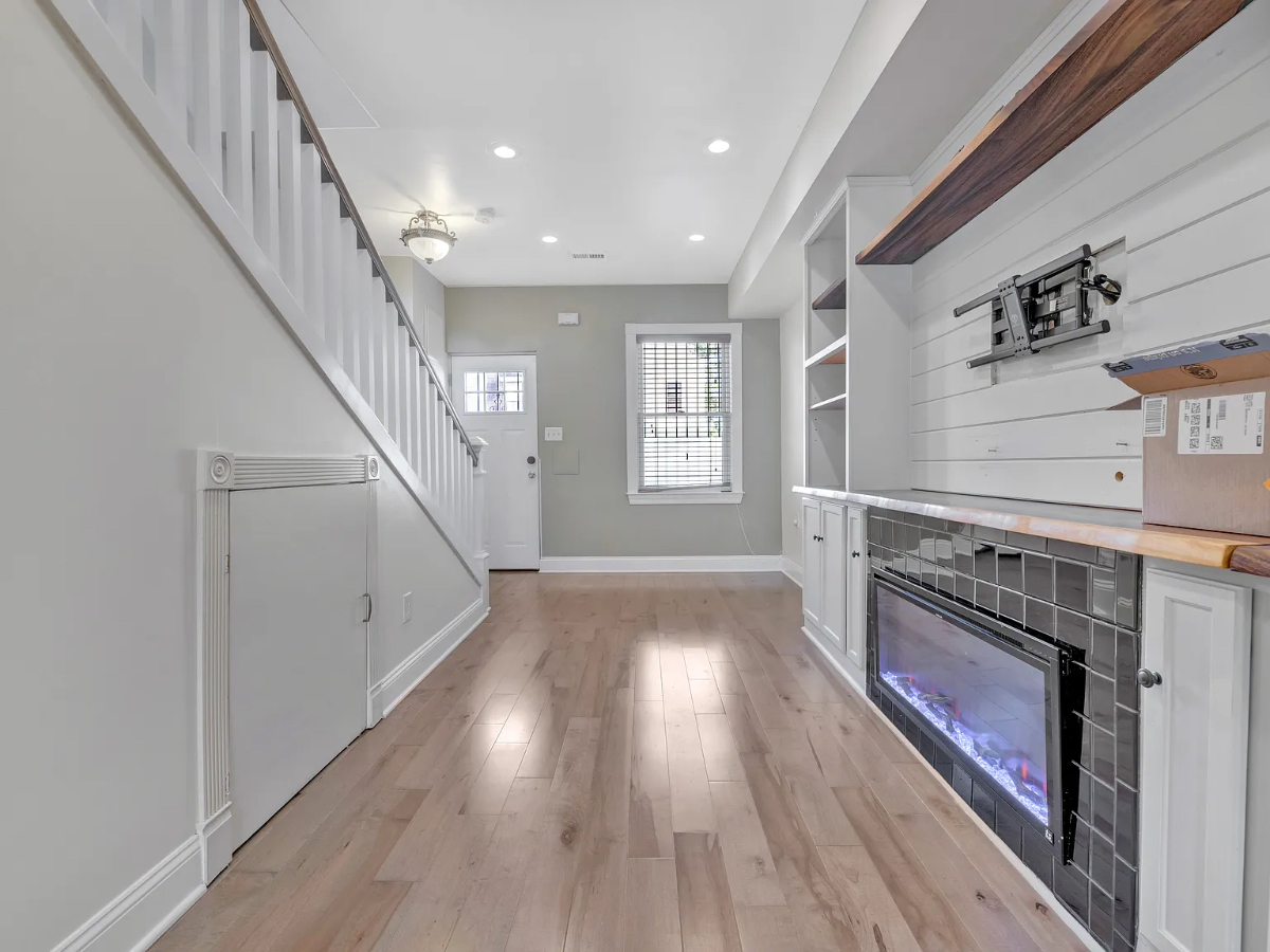 Incredible Capital hill rowhome with one parking pad spot, full bath with jacuzzi, generous storage  - Photo 10
