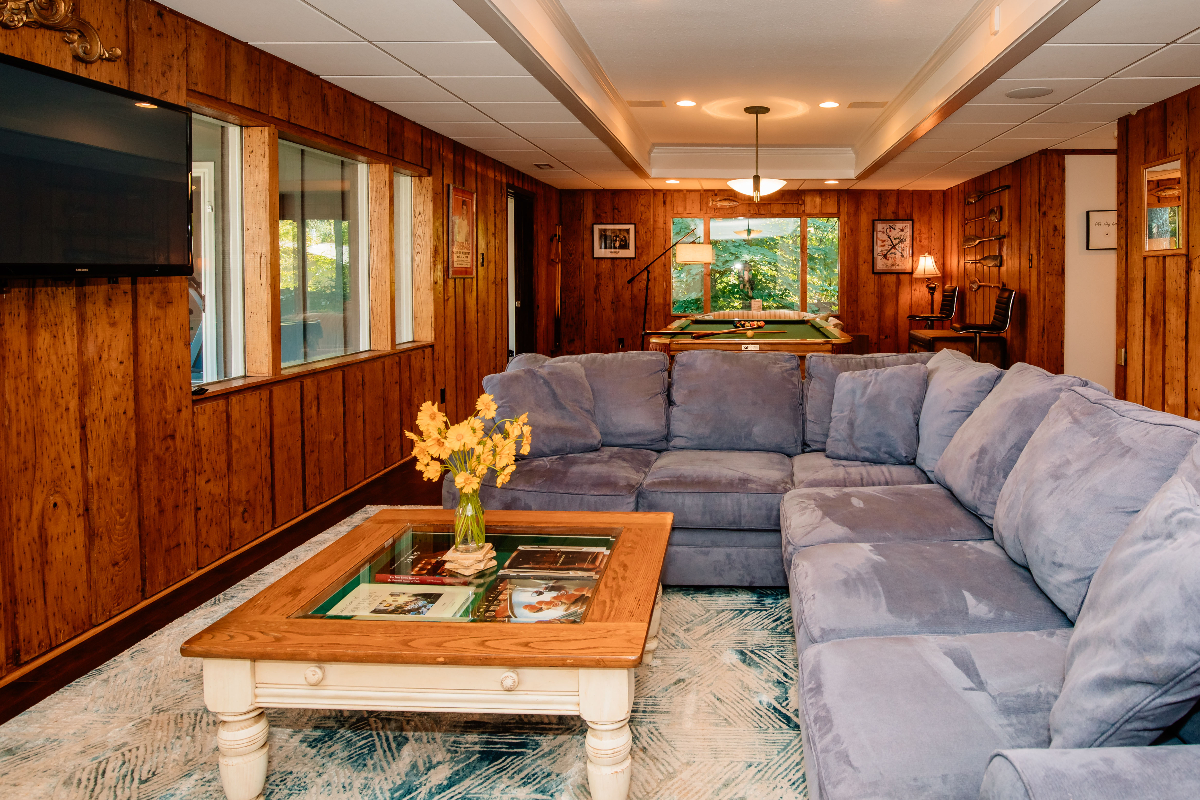 Pet-friendly 2 bedroom. Mountain & Lake Views. Heated Pool. Close to downtown. - Photo 2