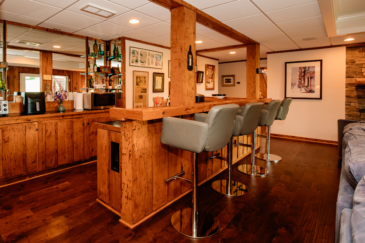 Pet-friendly 2 bedroom. Mountain & Lake Views. Heated Pool. Close to downtown. - Photo 4