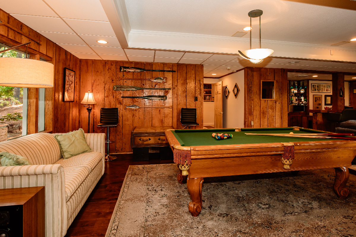 Pet-friendly 2 bedroom. Mountain & Lake Views. Heated Pool. Close to downtown.