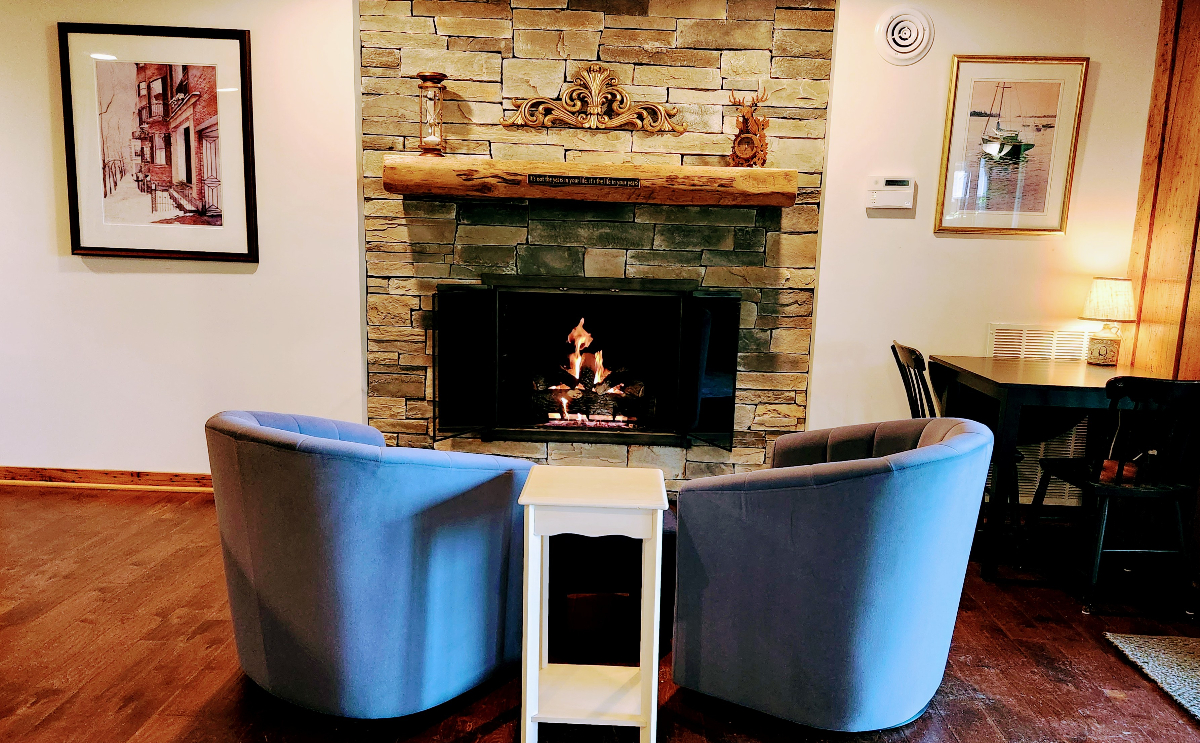 Pet-friendly 2 bedroom. Mountain & Lake Views. Heated Pool. Close to downtown. - Photo 3