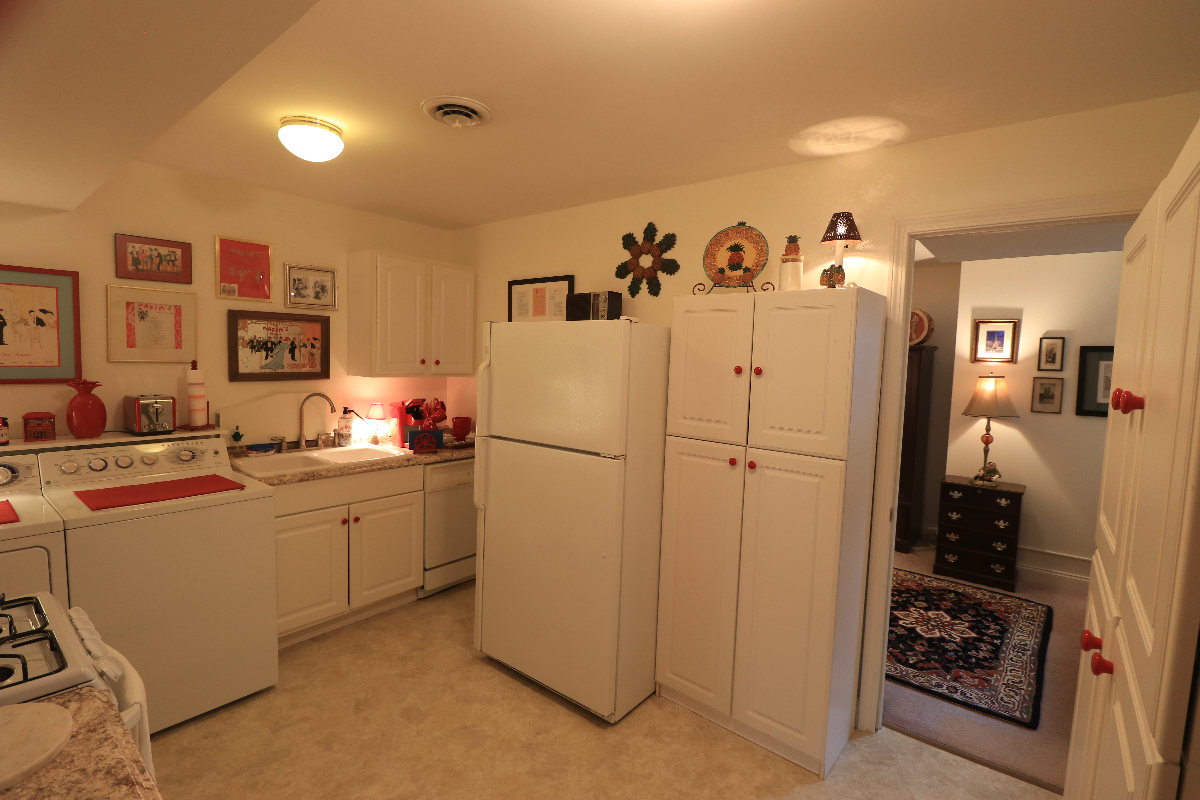 Burlington area private apartment - Photo 8