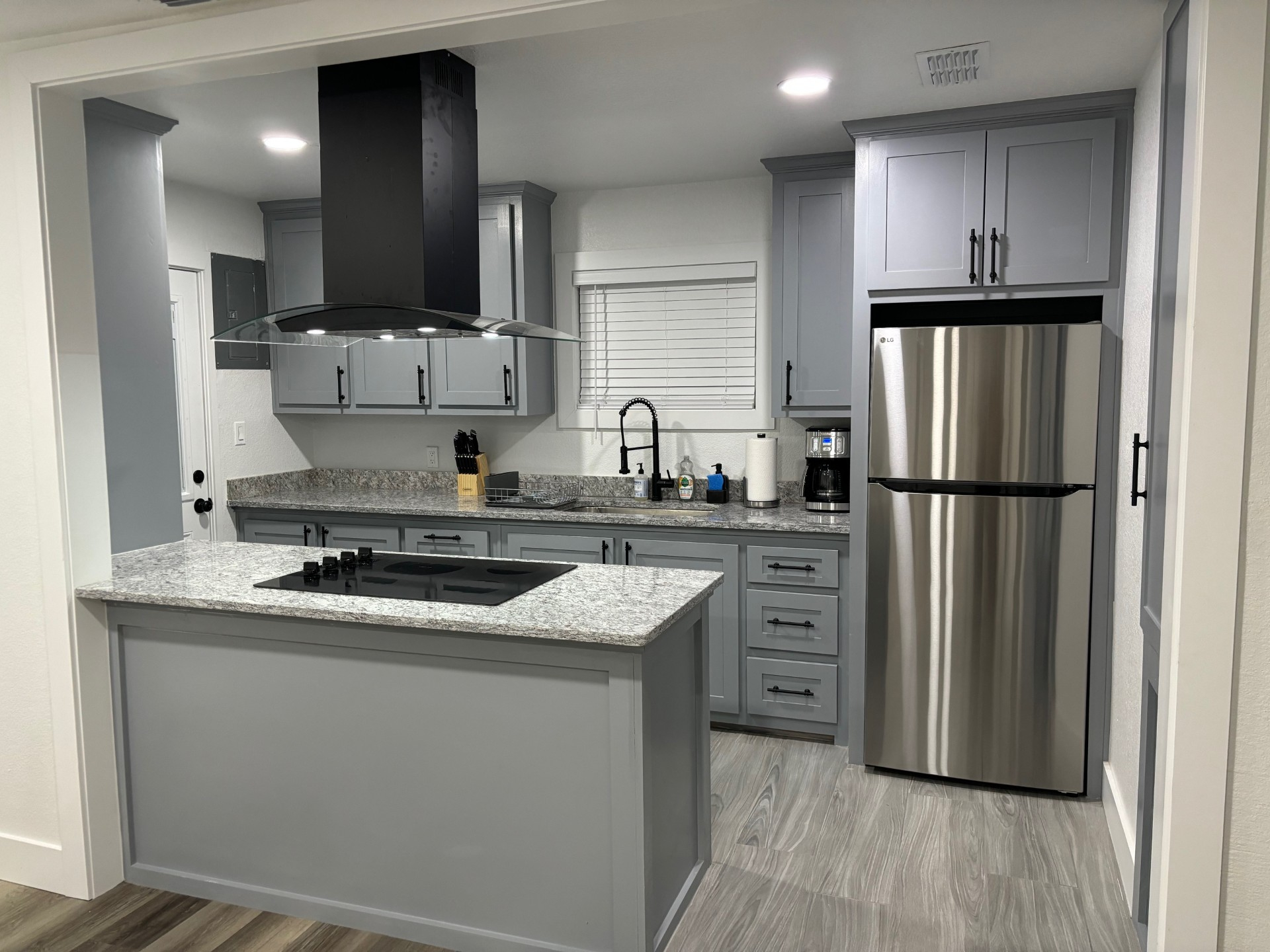 MEDICAL DISTRICT- Entire Home, 1 bed / 1 bath - Photo 1