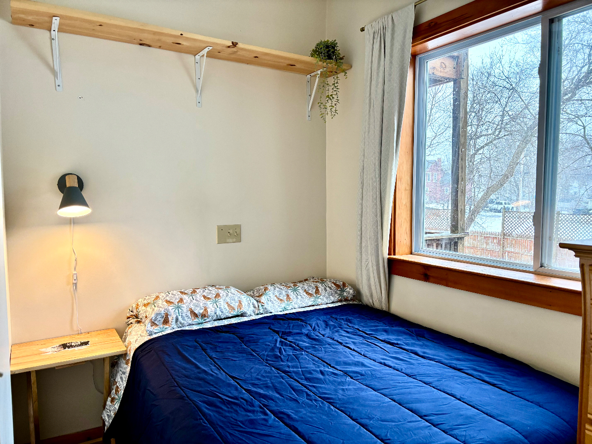 Cozy One Bedroom Apt. with Private Entrance - Photo 7
