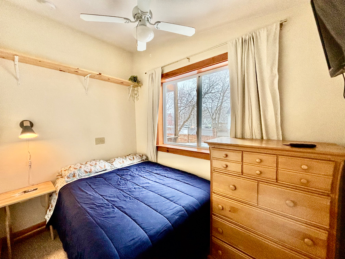 Cozy One Bedroom Apt. with Private Entrance - Photo 8