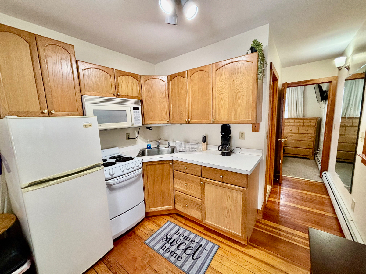 Cozy One Bedroom Apt. with Private Entrance - Photo 2
