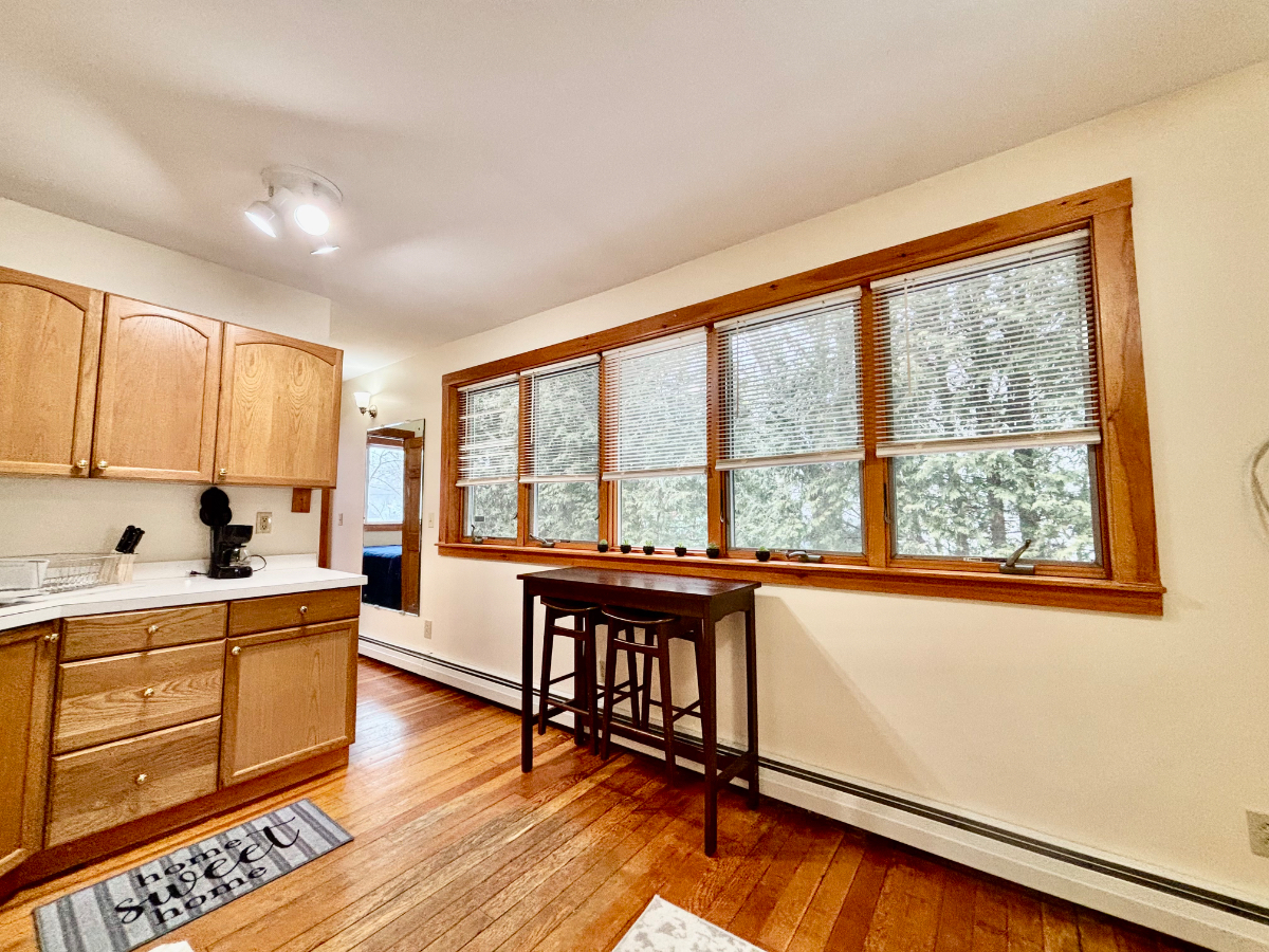 Cozy One Bedroom Apt. with Private Entrance - Photo 4