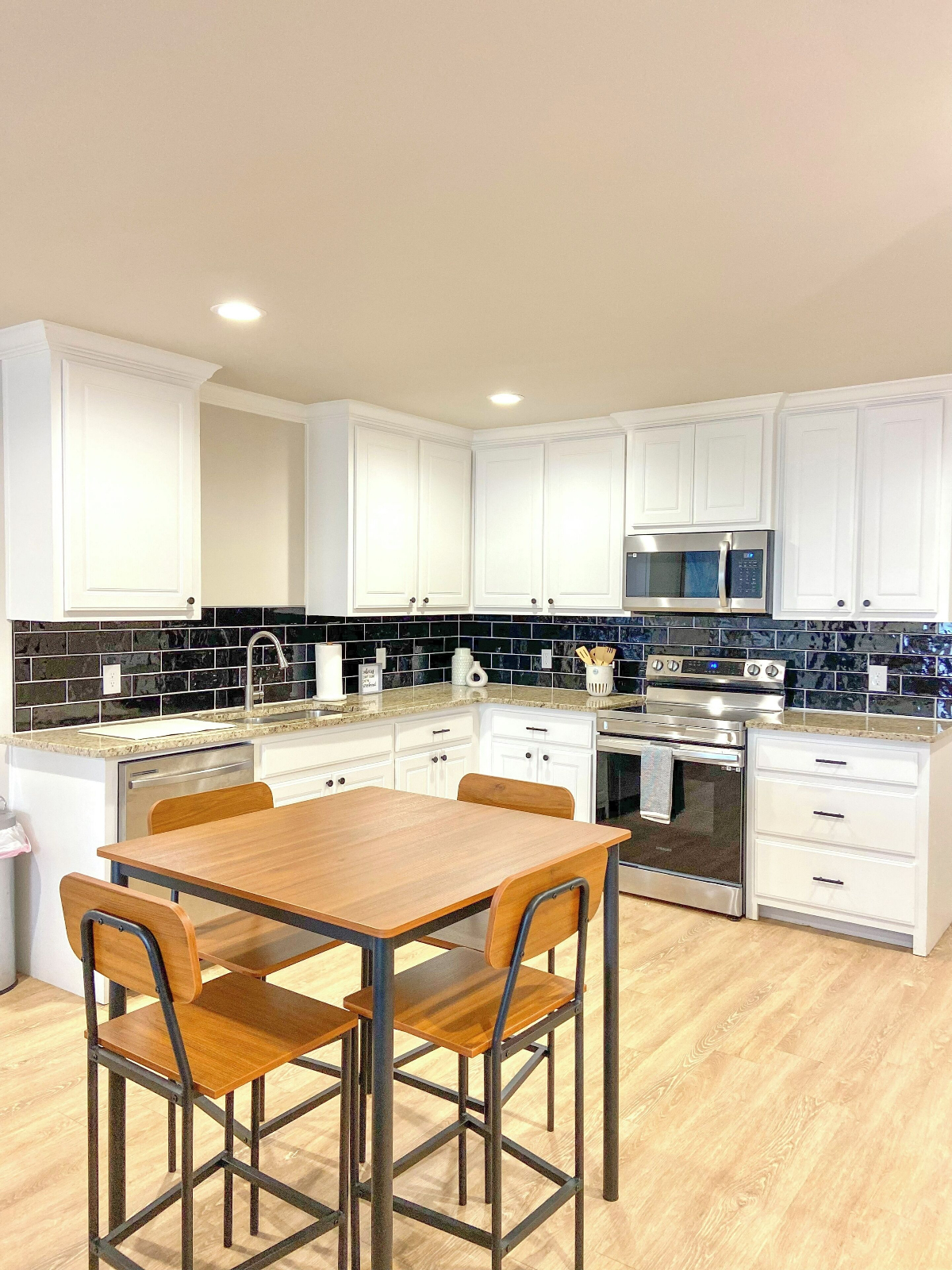 Cozy New Construction 2 Bedroom Townhome Near Texas Tech and Hospitals - Photo 4