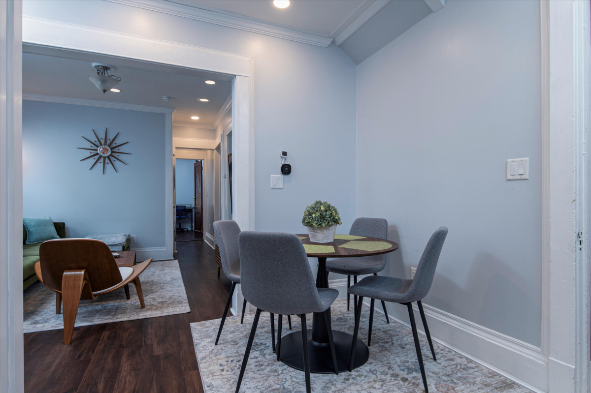 Spacious 3 Bedroom First Floor Duplex Steps from Downtown - Photo 3