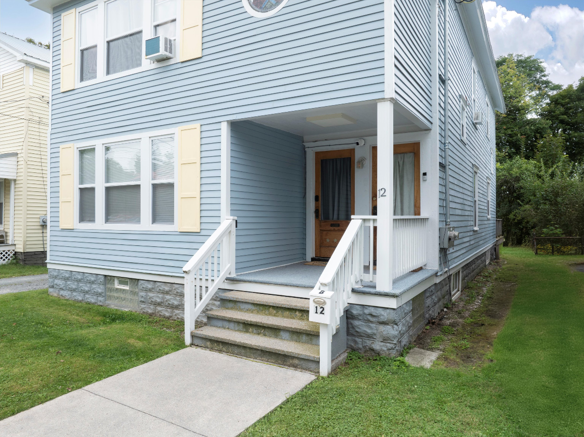 Spacious 3 Bedroom First Floor Duplex Steps from Downtown - Photo 4