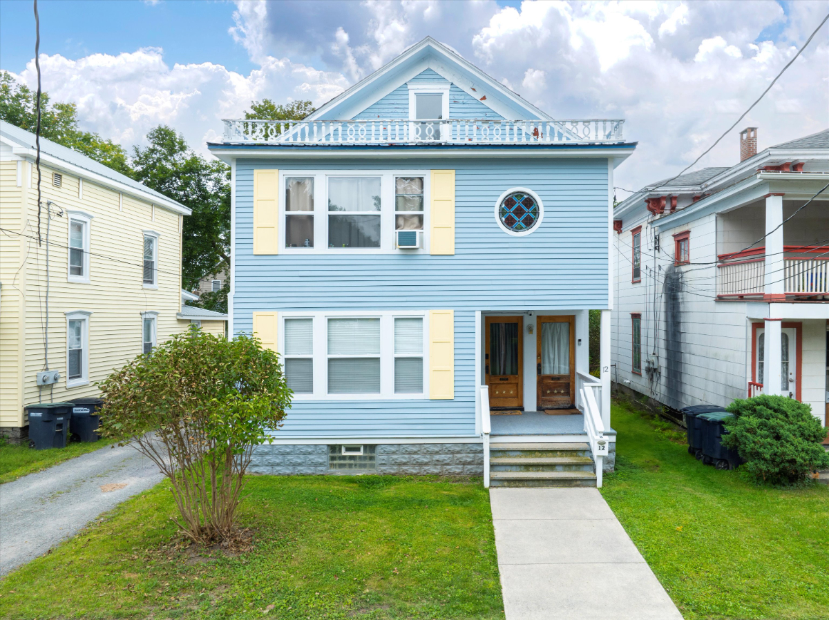 Spacious 3 Bedroom First Floor Duplex Steps from Downtown - Photo 5