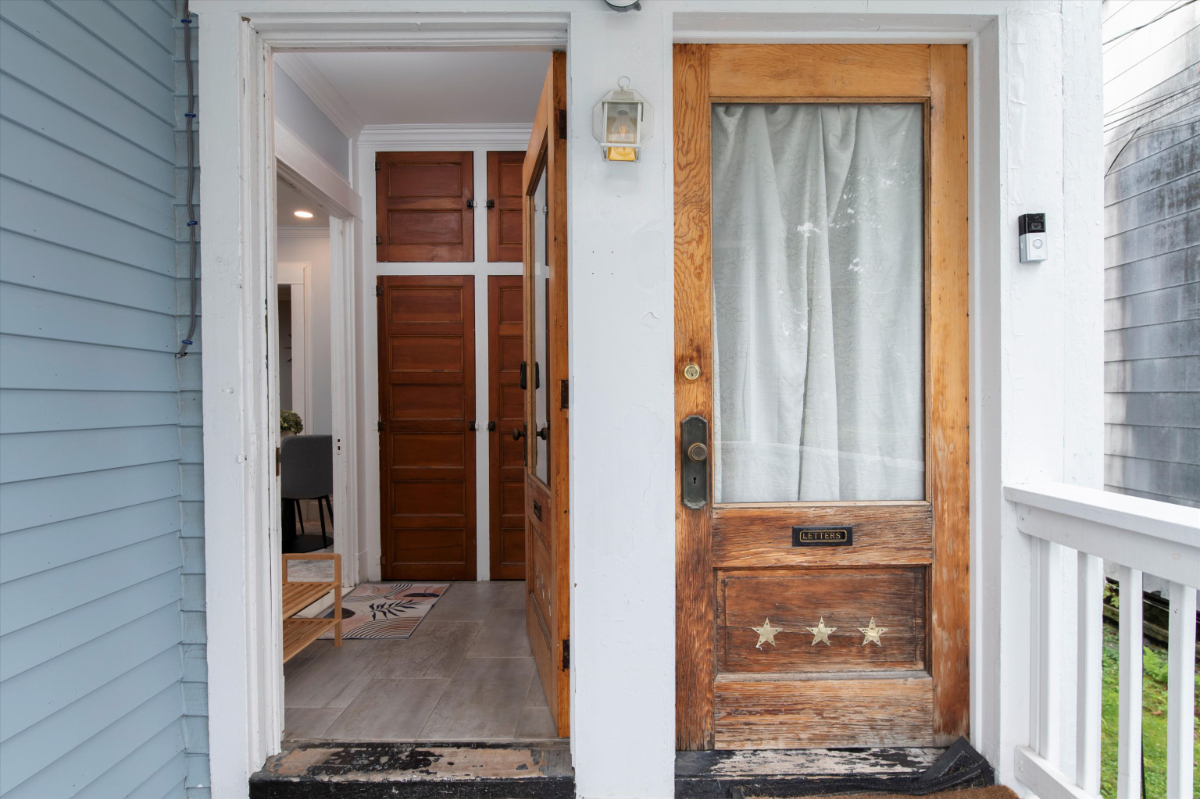 Spacious 3 Bedroom First Floor Duplex Steps from Downtown - Photo 6