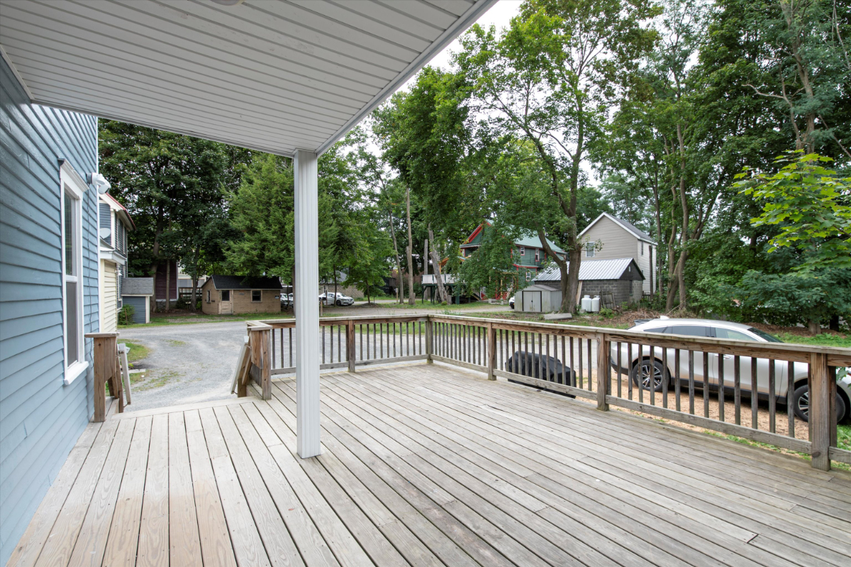 Spacious 3 Bedroom First Floor Duplex Steps from Downtown - Photo 11