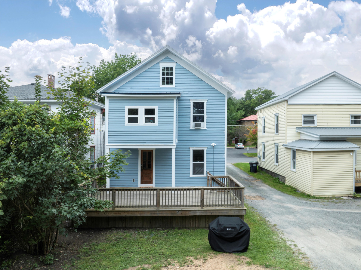 Spacious 3 Bedroom First Floor Duplex Steps from Downtown - Photo 12