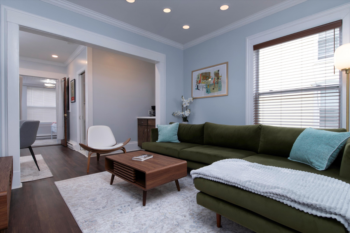 Spacious 3 Bedroom First Floor Duplex Steps from Downtown - Photo 2