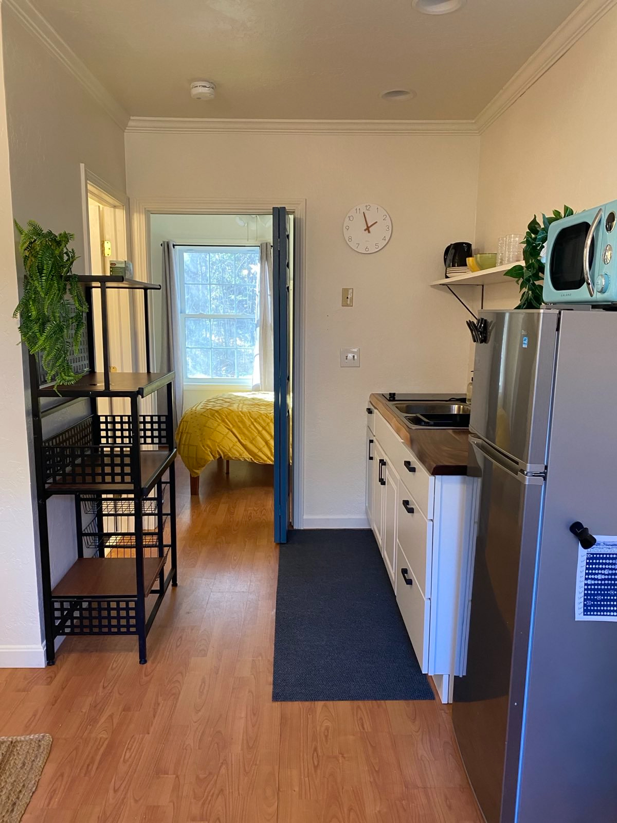 Newly Renovated Fully Furnished 1 Bedroom Apartment - Photo 2