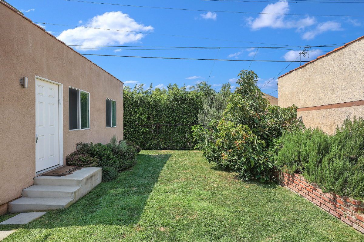 Charming and Modern 1-Bedroom Backhouse with Luxurious Comforts and Prime Outdoor Living - Photo 2