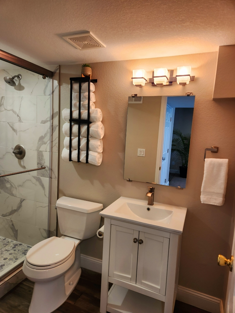 All Five Star reviews for beautiful apartment. - Photo 6