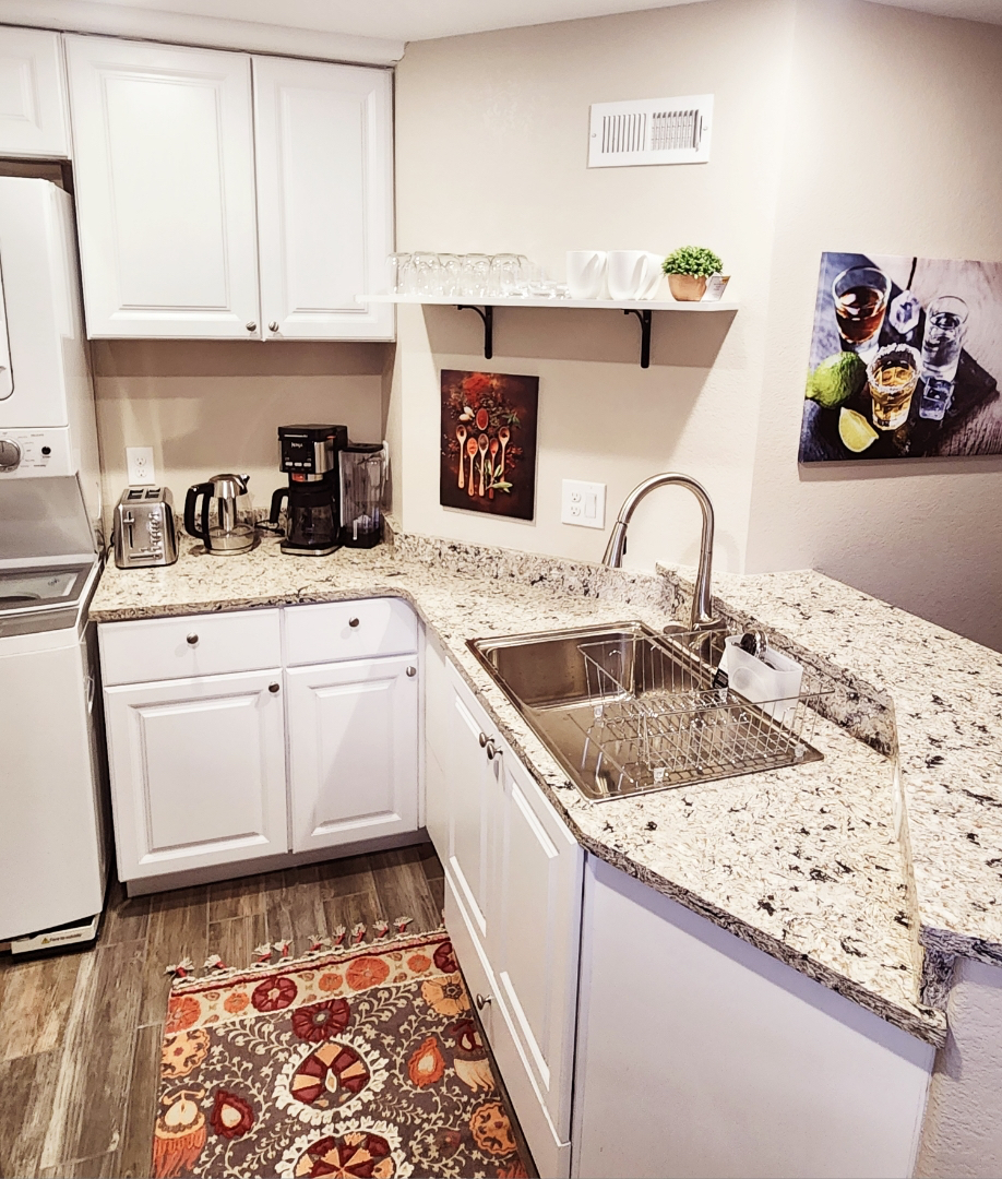 All Five Star reviews for beautiful apartment. - Photo 4