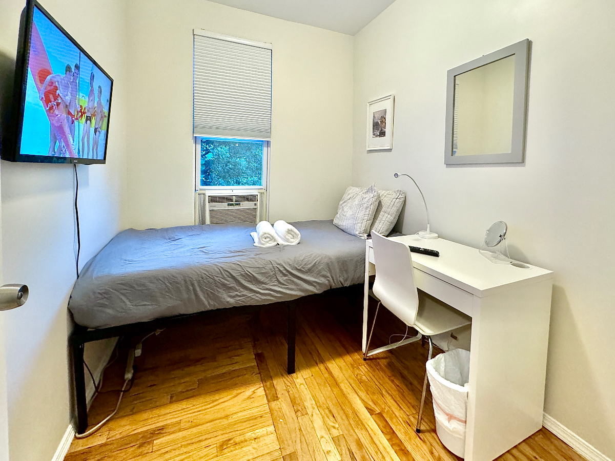 1806 70 sqft Private Bedroom Shared Bathroom W/D