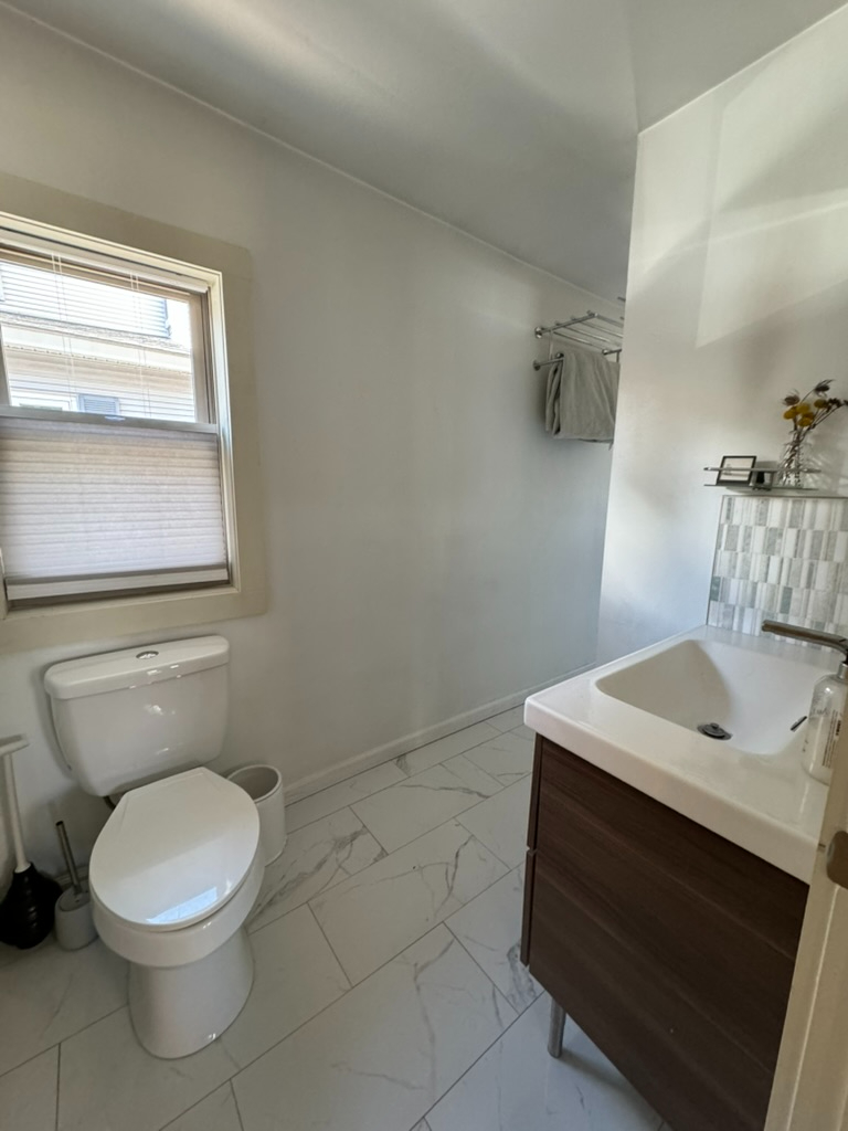 Renovated Three bedroom, One Bath, Parking in... - Photo 9