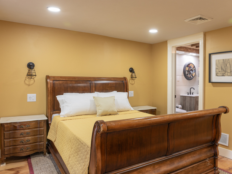 Furnished room Private bath, shared kitchen - Photo 6