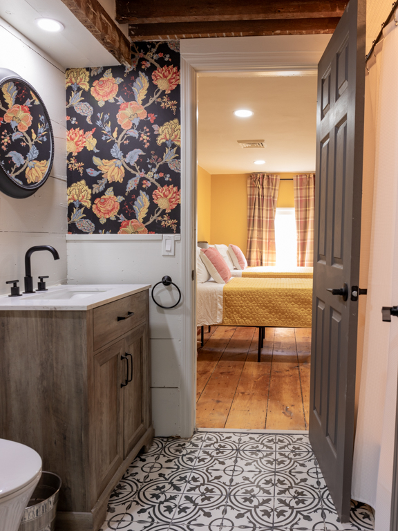 Furnished room Private bath, shared kitchen - Photo 9