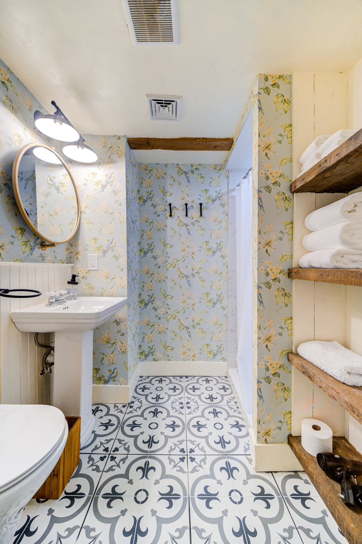 Furnished room Private bath, shared kitchen - Photo 4