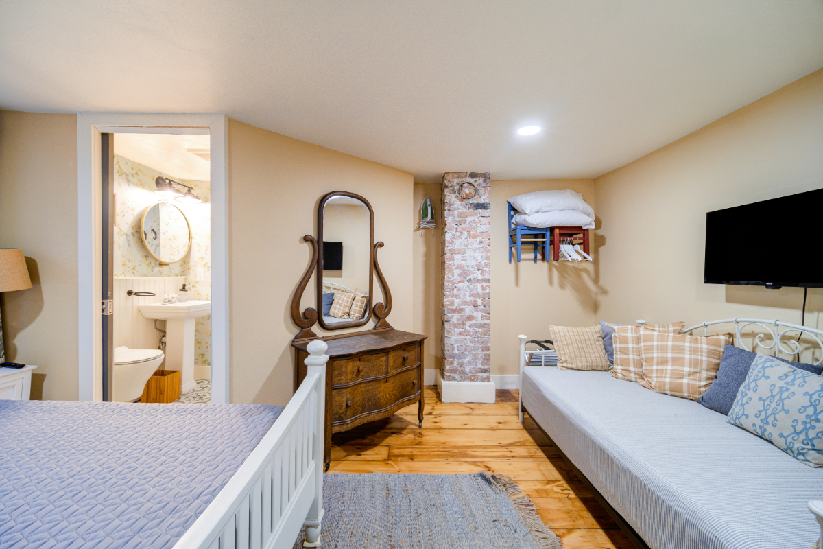 Furnished room Private bath, shared kitchen - Photo 2