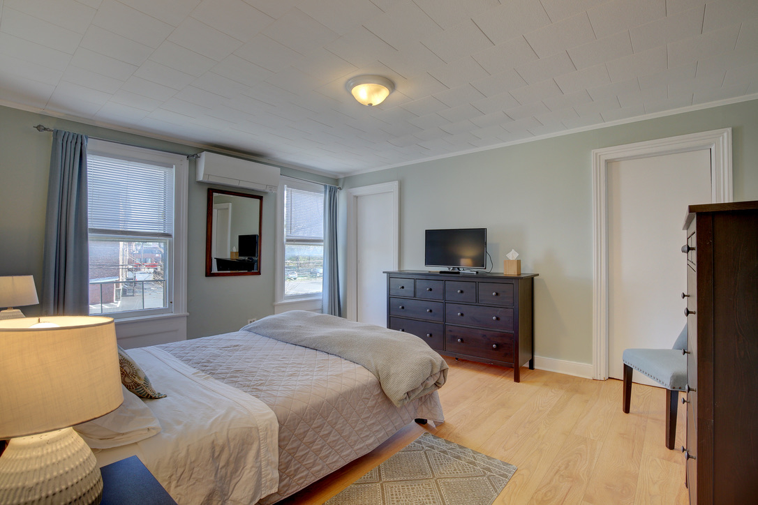 Beautiful apartment in uptown Kingston - Photo 10