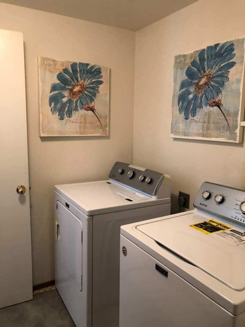 Beautiful Fully Furnished 4 Bdrm 2 1/2 Ba. 2 Story Home Available Now - Photo 5