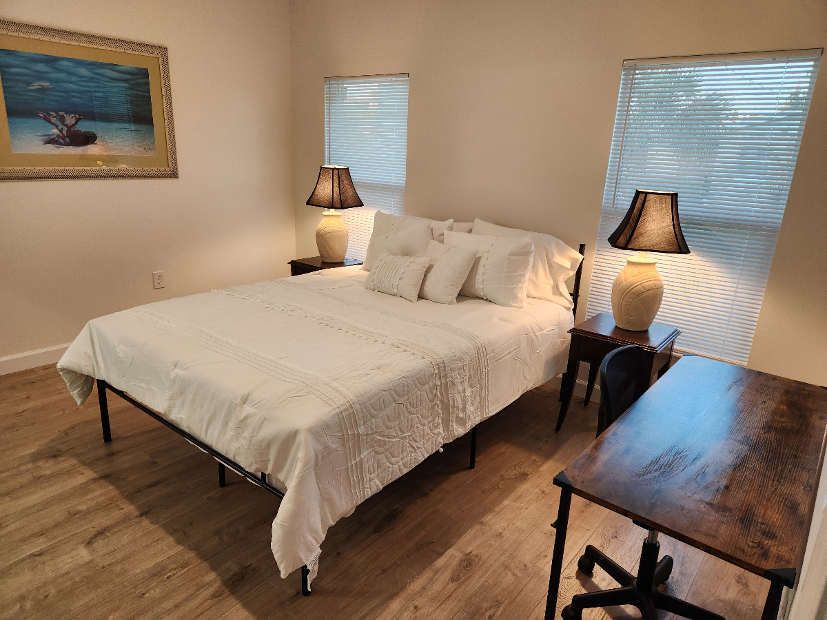 Bedroom w/ en suite bathroom