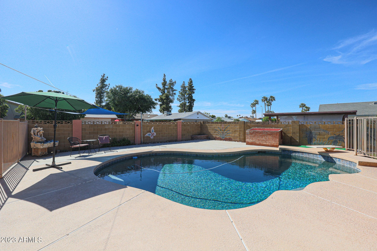 Spacious Corner House with Modern Comforts and Acces to a Pool - Photo 2