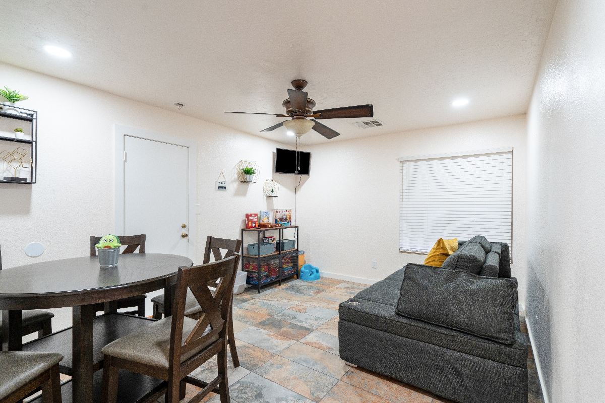 Spacious Corner House with Modern Comforts and Acces to a Pool - Photo 5