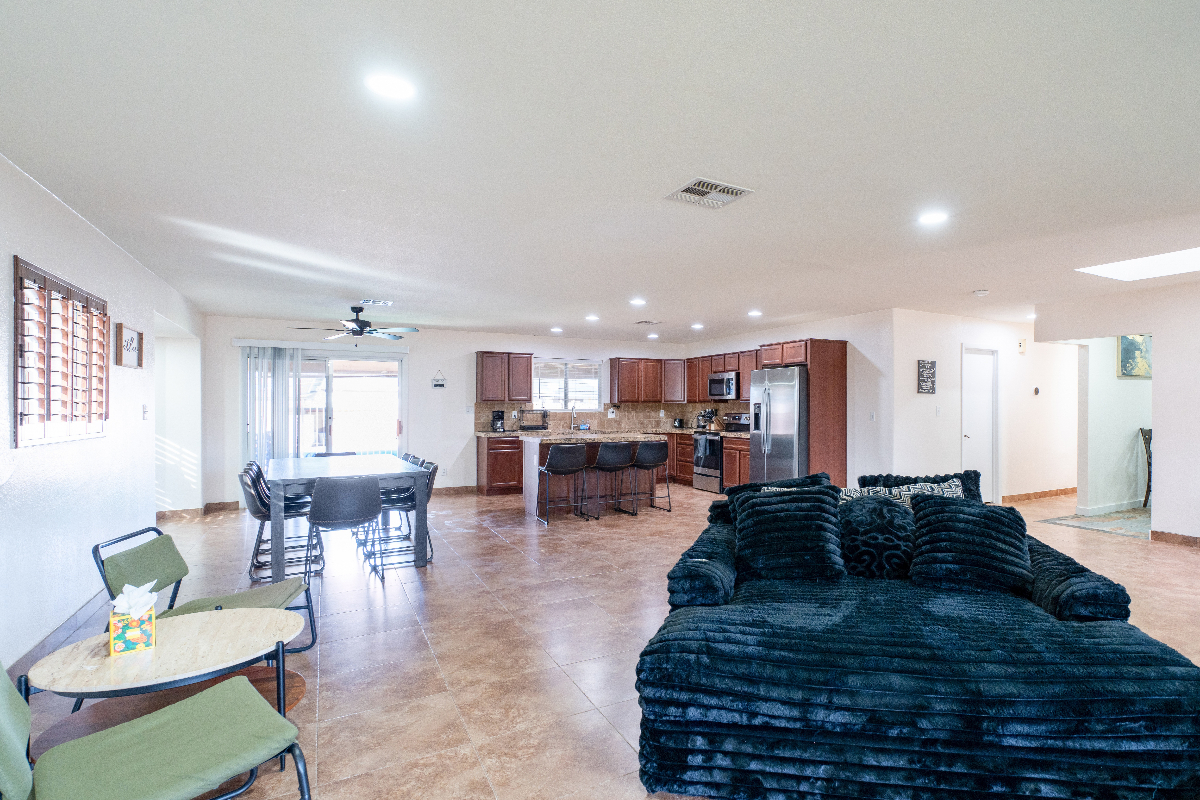 Spacious Corner House with Modern Comforts and Acces to a Pool - Photo 7