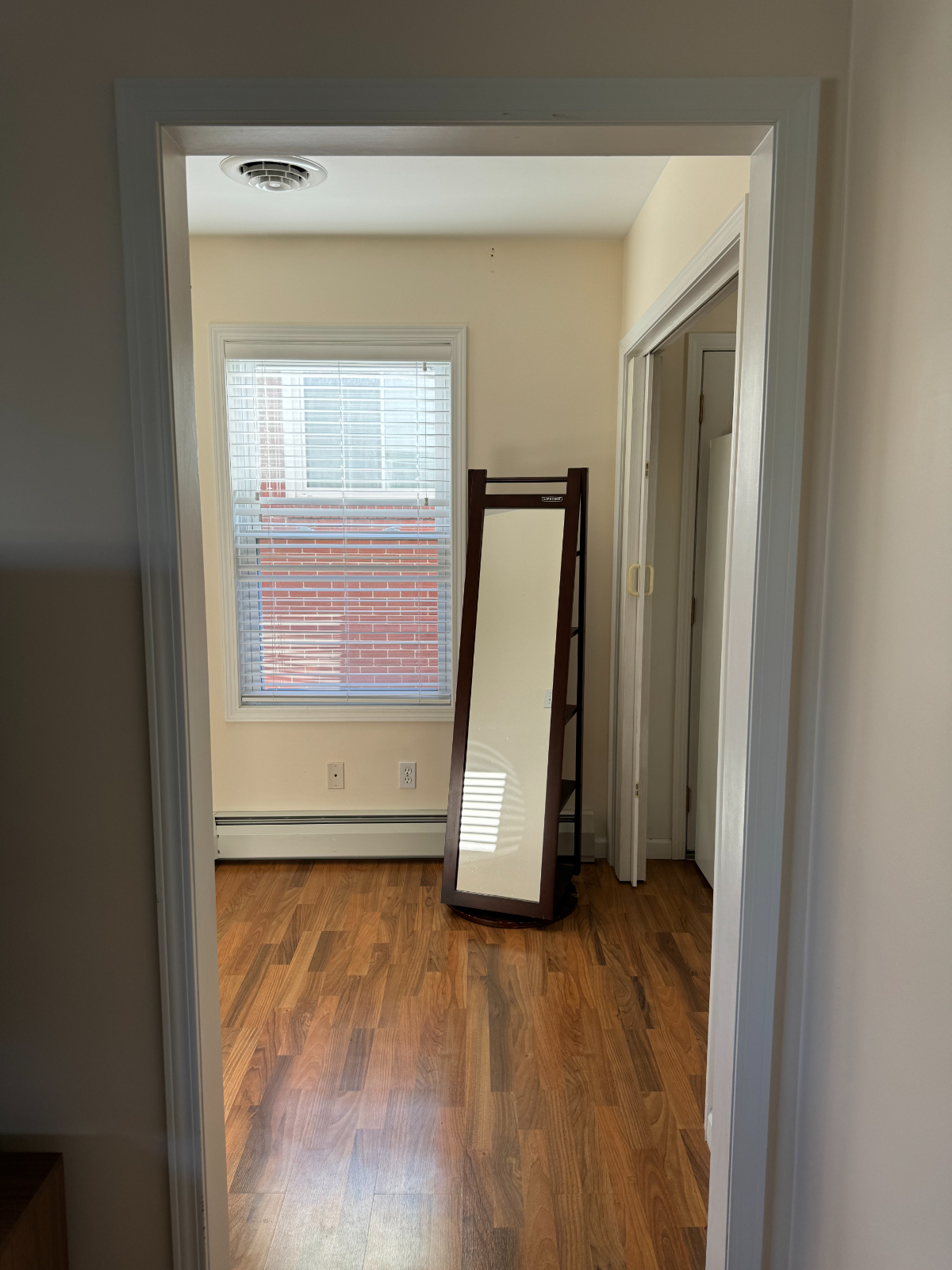 Private room 1 close to hospital/store/highway - Photo 1