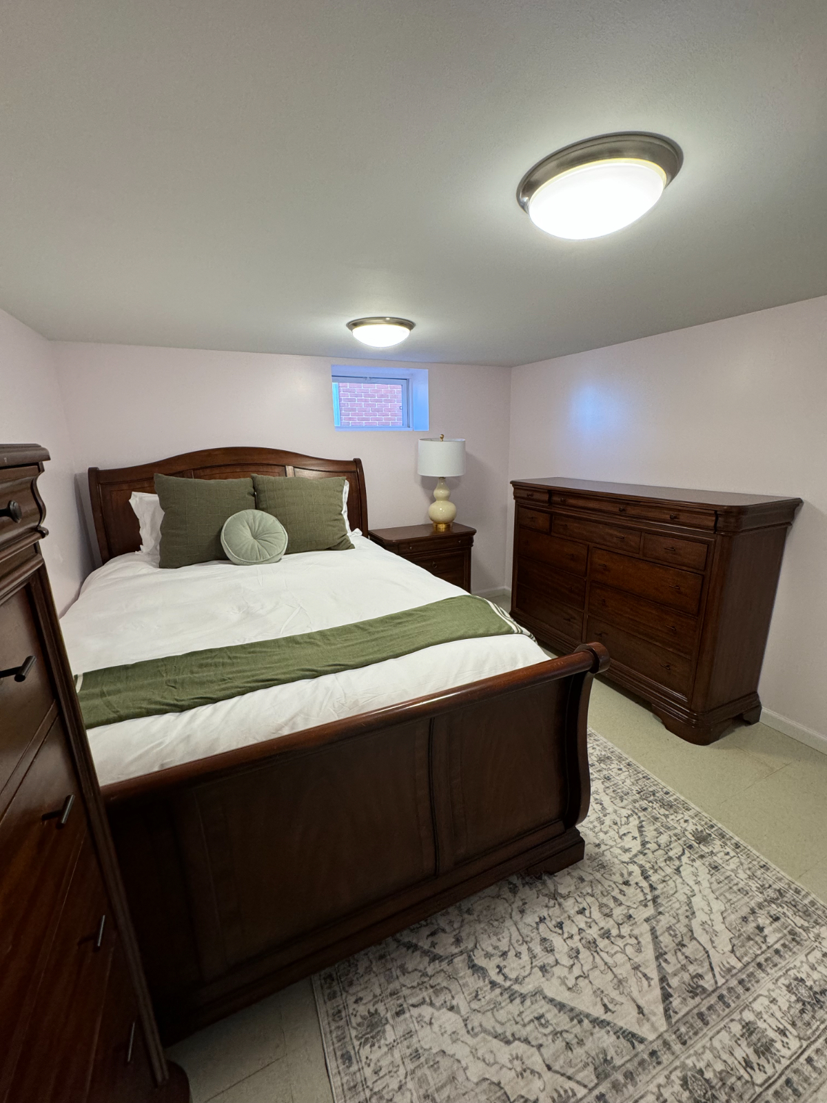 Private room 1 close to hospital/store/highway - Photo 1