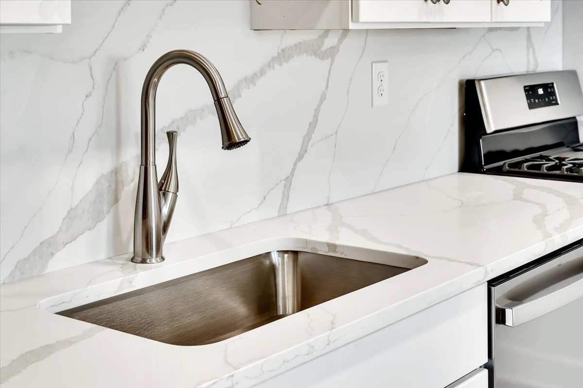 Brand new 2 bdr - Photo 3