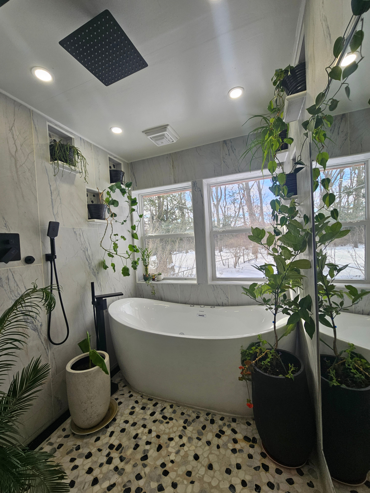 Sunny King bed w private luxurious bath & garden - Photo 1