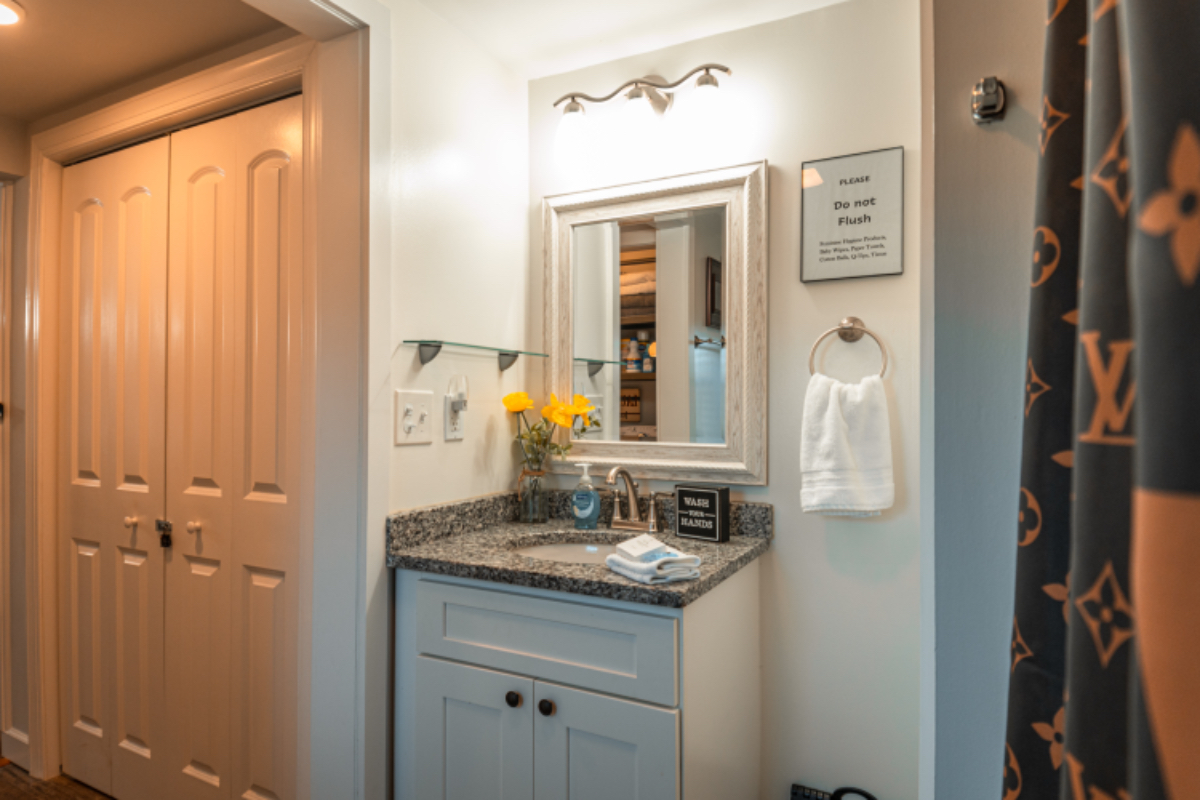 Convenient  2 Bdrm.  Airport Bungalow - Photo 11
