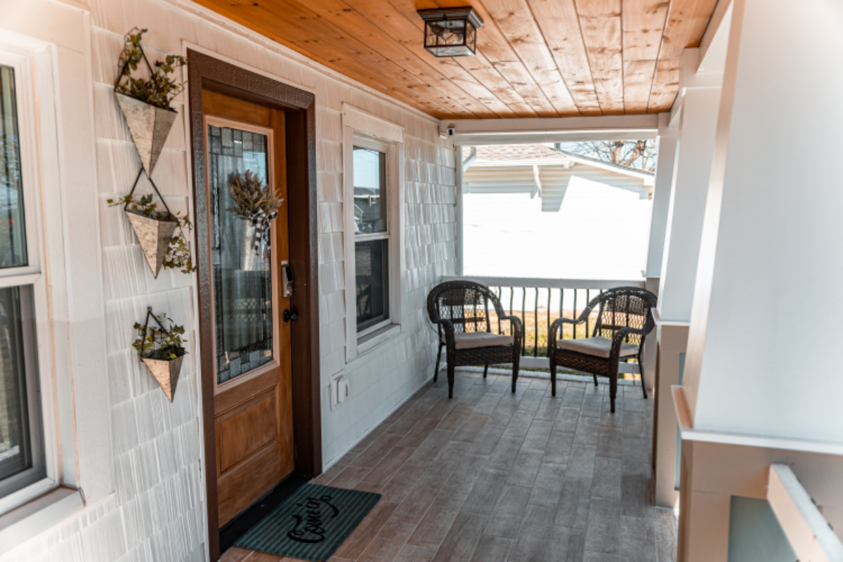 Convenient  2 Bdrm.  Airport Bungalow - Photo 2
