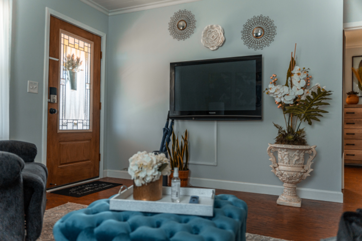 Convenient  2 Bdrm.  Airport Bungalow - Photo 7