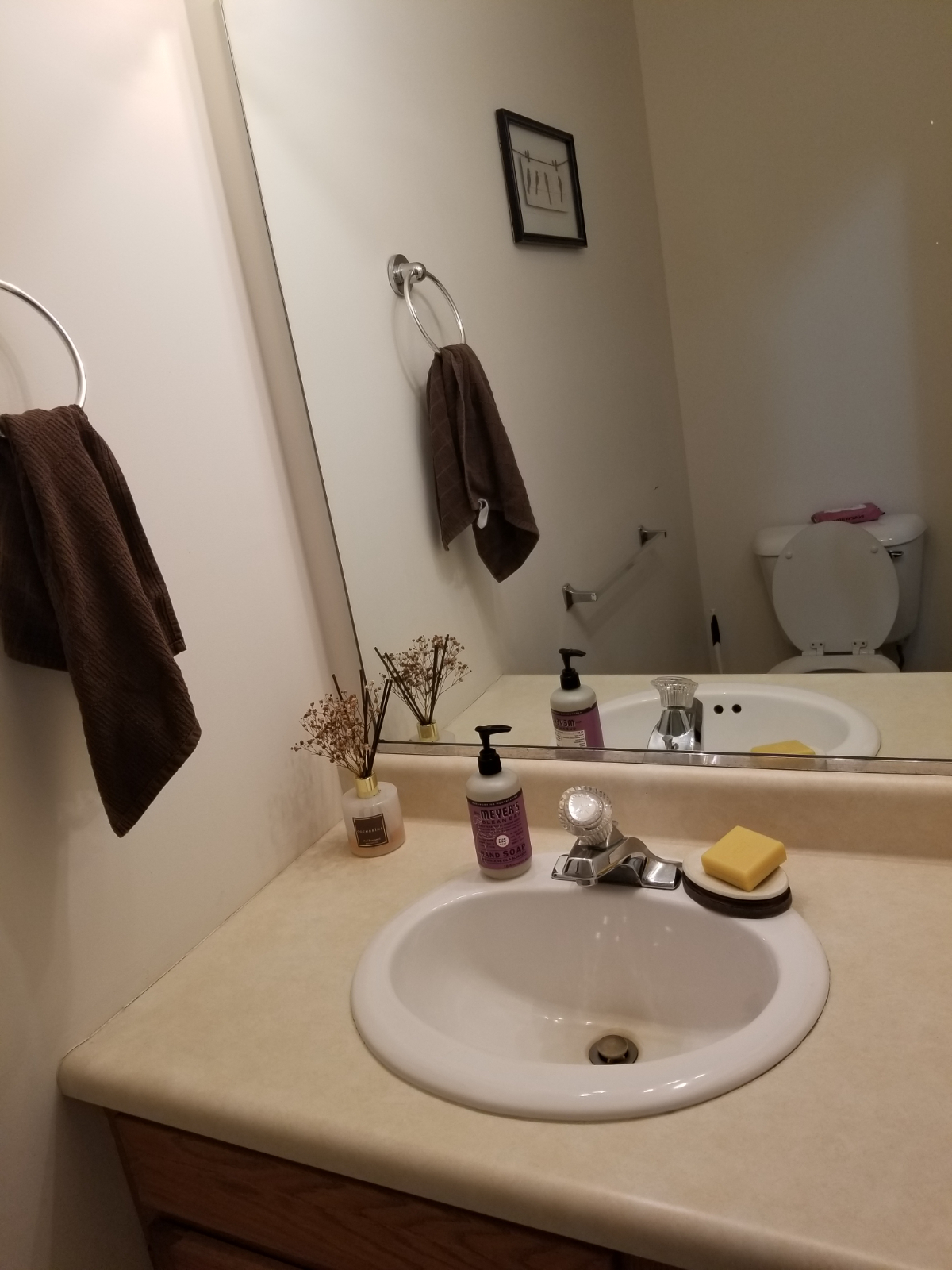 Sunny room for rent, near I89 - Photo 3