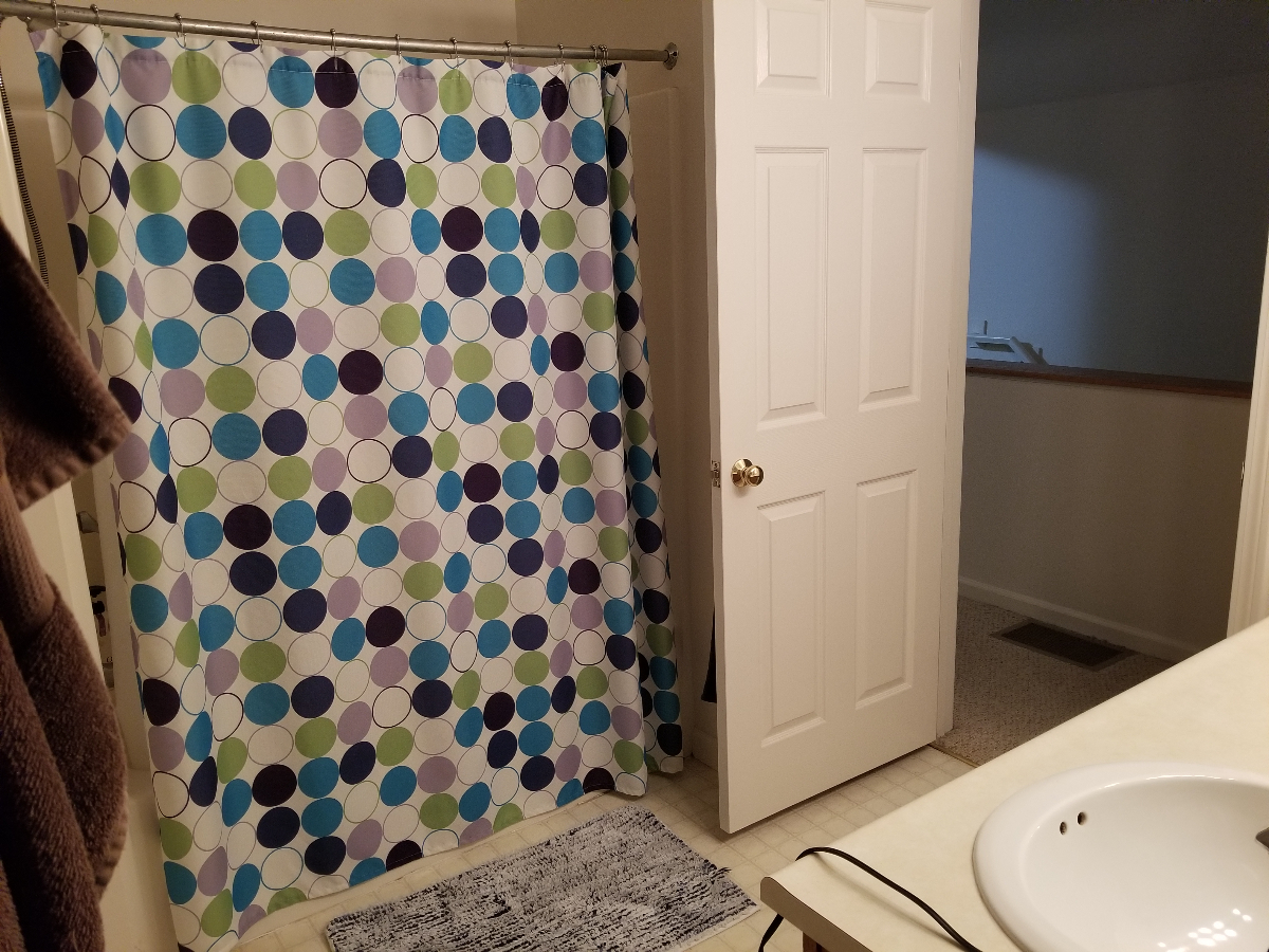 Sunny room for rent, near I89 - Photo 5
