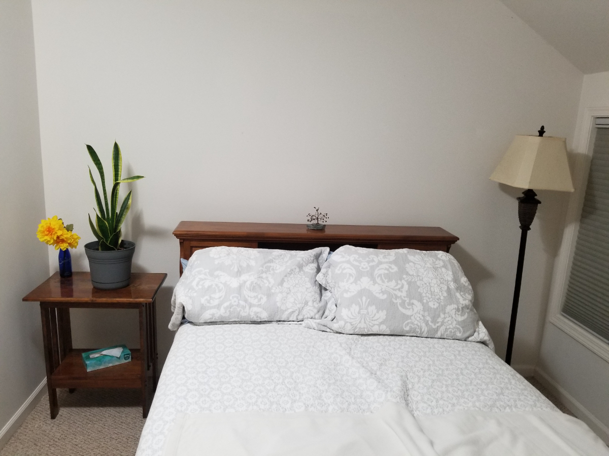 Sunny room for rent, near I89 - Photo 1