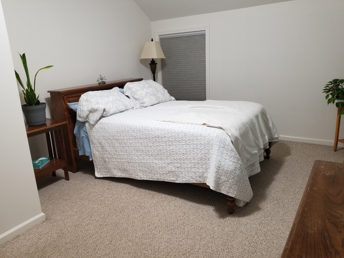 Sunny room for rent, near I89 - Photo 2