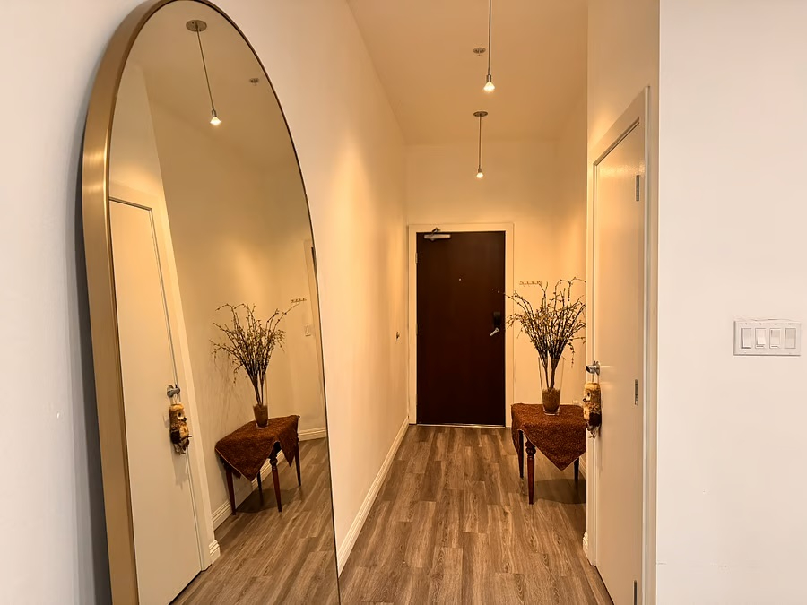 Modern 2-Bed Condo with Premium Amenities, Minutes from Downtown - Photo 2